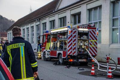 Oberndorf: Verpuffung in einer Firma fordert eine Lebensgefaehrlich verletzte Person 